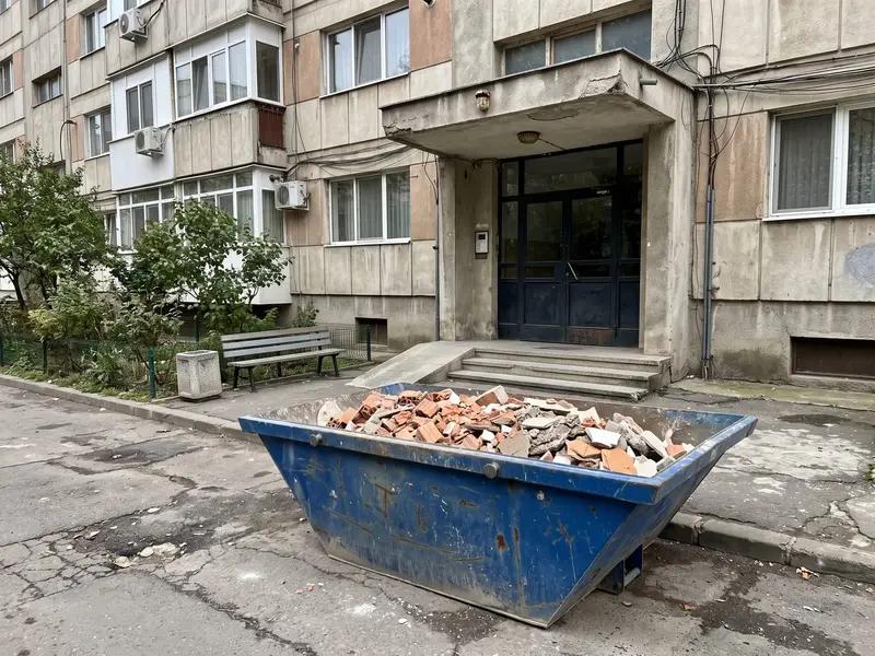 Imagine ilustrativă: Container pe stradă, încărcat corect